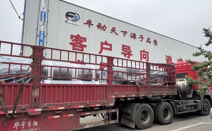 負責發貨的同事核(hé)實好產品名稱、規(guī)格和數量(liàng),進行了嚴格把關,與貨運公司核對好物流信息。大家通力協作,有條不絮地將風機穩穩地裝在大貨車上,確保運輸過程中貨物穩定安全。 負責發貨的同(tóng)事核(hé)實好產品(pǐn)名稱、規格(gé)和數量,進行了嚴(yán)格把關,與貨運公司核對(duì)好物流信息。大家通力協作,有條不絮(xù)地將風機穩穩地裝在大貨車上,確保運輸過程(chéng)中貨物穩定安全。