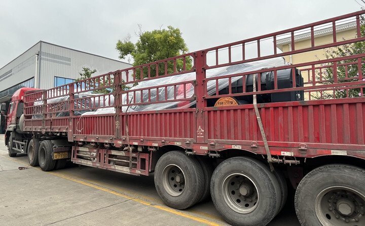 負(fù)責發貨的同事核(hé)實好產品名稱、規(guī)格和數量,進行了(le)嚴(yán)格把關,與(yǔ)貨運公司(sī)核對(duì)好(hǎo)物流信息。大家通力協作,有條不絮地將風機穩穩地裝在大貨車上,確保運輸過程中貨物穩定安全。 負責發貨的同事(shì)核實(shí)好產品名稱、規格和數量,進行了嚴格把關,與貨運公(gōng)司核對好物流信息。大家通力協作,有條不絮地將風機穩穩地裝在大貨車上,確保(bǎo)運輸過(guò)程中貨物(wù)穩定安全。