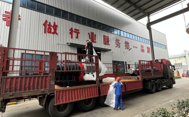 負責發貨(huò)的同事核實好產品名稱、規格和數量,進行了嚴格把關,與貨(huò)運公司核對好物流信息。大家通力協作,有條不絮(xù)地將風機穩穩(wěn)地裝在大貨車上,確保運(yùn)輸過程中貨(huò)物穩(wěn)定安全。 負責發貨的同事核實(shí)好產品名稱、規格和數(shù)量,進行了嚴格把關,與貨運公司核對好物流信息。大家通力協(xié)作,有條不絮地將風機穩穩(wěn)地裝在大貨車上(shàng),確保運輸過程中貨物(wù)穩(wěn)定安全(quán)。