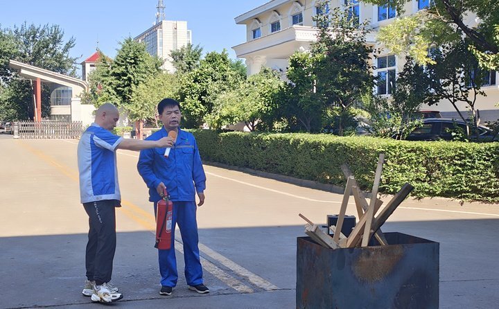 首先消(xiāo)防安全員對消防(fáng)器材如何使用(yòng)進(jìn)行(háng)細致講(jiǎng)解,並現場演示。 首先(xiān)消防安全員對消防(fáng)器材如何使用進行細致講解,並現場演示。