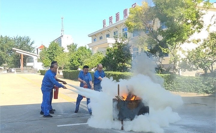 以“一提、二拔、三握、四壓”的(de)基本步驟演示(shì)使用流程,並由演練人員進行了操作(zuò)實踐(jiàn)。 以(yǐ)“一提、二(èr)拔、三握、四壓”的基本步驟演示使用流程,並由演練(liàn)人(rén)員進行了(le)操(cāo)作(zuò)實踐。