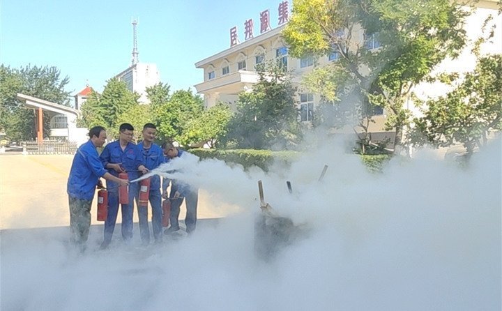 以“一提、二拔、三握、四壓”的基(jī)本步驟演示使用流程,並由演練(liàn)人員進行了操作(zuò)實踐。 以“一提、二拔、三握、四壓”的基(jī)本步驟演示使用流程,並由演練人員進行了操(cāo)作實踐。