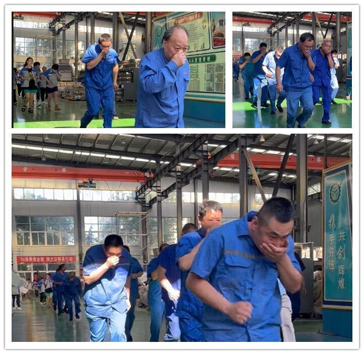 進行消防應(yīng)急(jí)疏散演練。 進行消防應急疏散演練。