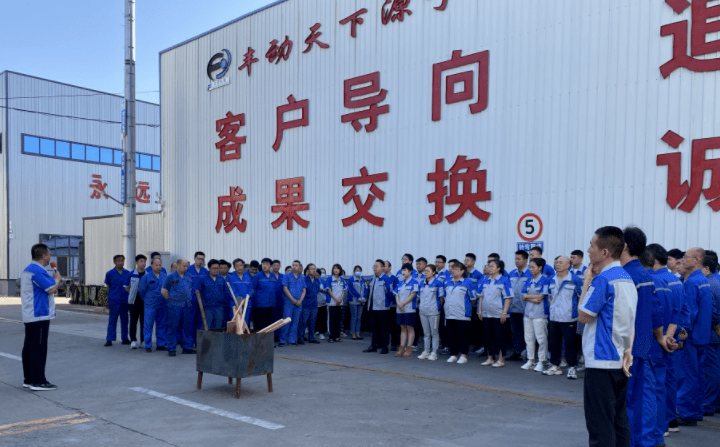 6月30日上午,章丘91成人免费版機械開展消防安全演練(liàn)活動。 6月30日上午,章(zhāng)丘豐(fēng)源(yuán)機械開展消防安全(quán)演練活動。