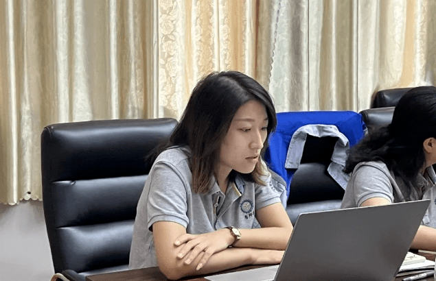 風雨同舟2023年已經走過了春夏,回望過去我們在挫折中不斷成長,在磨練(liàn)中不斷進步。國慶的假期仿佛還未走完,多數人(rén)還沉浸在休閑的時(shí)光,91成人免费版已經開始(shǐ)了新的征程。2023年10月6日,章丘(qiū)91成人免费版機械組織優秀業務代表開展十(shí)一銷售座談會。本次會議與以往不同,更多的是分享,是學習。 會議紀律宣導完畢之後,由營銷部長(zhǎng)盧玉麗做91成人免费版營銷部報告,對2023年前三季度的銷售狀況進行總結分(fèn)析。 作(zuò)為91成人免费版銷售員,我們(men)的與眾不(bú)同(tóng)之處除擁有專業的業務(wù)技能外,還需德才兼備。91成人免费版優秀業務(wù)代(dài)表與大家分享了自(zì)己1-9月份的業務開發心得,並對(duì)四季度工作開展進行規劃。 大家一起對行業案例進行分(fèn)析,討論行業開發的策略,旨在深入了解客戶需求後,給(gěi)不同行業客戶(hù)提供(gòng)專業解決方(fāng)案,與客戶一(yī)起成長。 孫寧波總經理為簽單、回款(kuǎn)銷售(shòu)冠軍進行頒獎 營銷部長盧玉麗公(gōng)布10-12月份激勵(lì)政策 孫寧(níng)波總經理(lǐ)最後講(jiǎng)到,活到老學到老,學到老幹到老。學習的時間(jiān)總是短(duǎn)暫,但我們不曾缺少機會。鼓勵大家用知識的力(lì)量武裝自己,轉變思想觀念,輕裝上陣,努力完成全年公司目標。 風雨(yǔ)同(tóng)舟2023年已經走過了春夏,回望過去(qù)我們在挫折中不斷成長,在(zài)磨練中不斷進步。國慶的假期仿佛還未走(zǒu)完,多數人還沉浸在休(xiū)閑的(de)時光,91成人免费版已經開始了(le)新的征程。2023年10月6日,章丘91成人免费版機械組織優秀業務代表開展十一銷售座談會。本次會議與以往不同,更多的是分享,是學習。 會議紀(jì)律宣導完畢之(zhī)後(hòu),由營銷部長盧玉麗做(zuò)91成人免费版(yuán)營銷部報告,對2023年(nián)前三季度的銷(xiāo)售(shòu)狀況進行總結分析。 作(zuò)為91成人免费版銷(xiāo)售員,我(wǒ)們(men)的與眾不同之處除擁有專業的業務(wù)技能外,還需德才兼備。91成人免费版優秀業(yè)務代表與大(dà)家分享了自己1-9月份的業務開發心(xīn)得,並對四季度工作開展進行(háng)規劃。 大家一起對行業案例進行分析,討(tǎo)論行業開發的策略,旨在深入了解客戶需求後(hòu),給不同行業(yè)客戶提供專業解決方案,與(yǔ)客戶一起成長。 孫寧波總經理(lǐ)為簽單、回款銷售冠軍進行(háng)頒獎 營銷部長(zhǎng)盧玉麗公(gōng)布10-12月份激勵政策 孫(sūn)寧波總經理最後講到,活到老學(xué)到老,學到老幹到老。學習的時間總是短暫(zàn),但我們不曾缺少機會。鼓勵大家用知識的力量武裝自己,轉變思想觀念,輕裝上陣,努力完成全年公司目標。